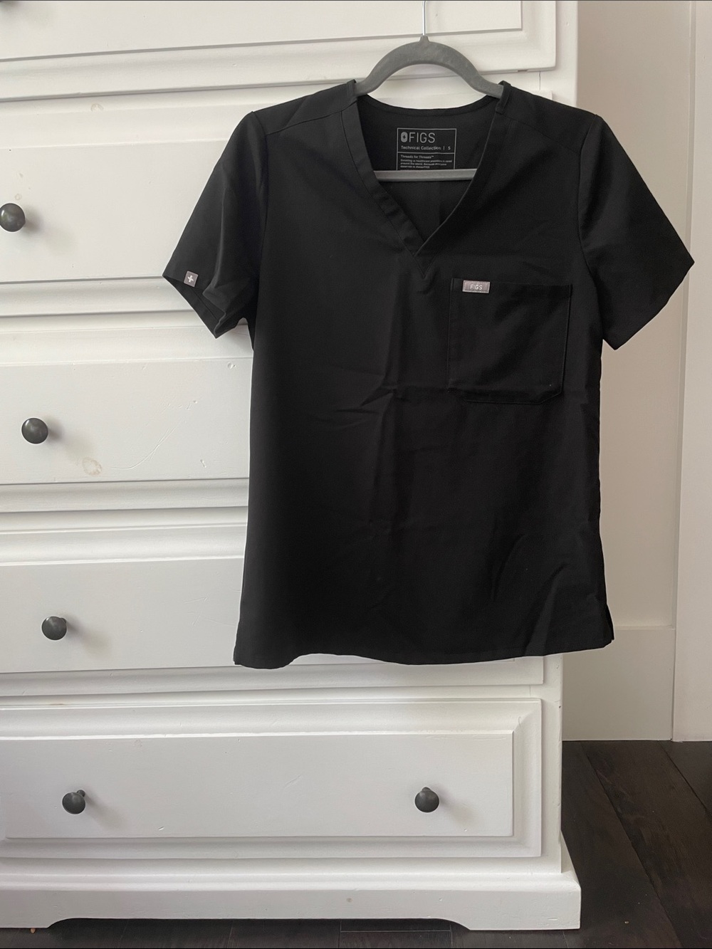 FIGS Women’s Catarina Scrub Top in Black